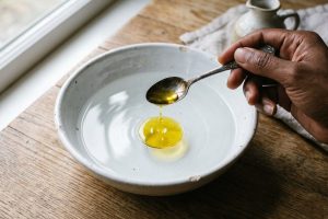 Gouttes d'huile d'olive versées dans un bol d'eau pour le rituel traditionnel du mauvais œil.