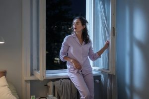 Chambre fraîche, fenêtre entrouverte la nuit